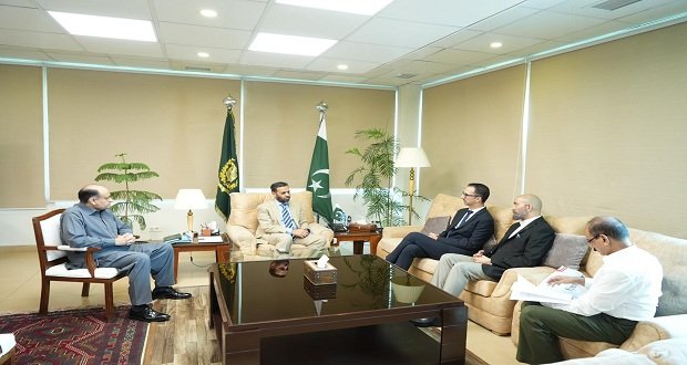 Kamal meets pharma firm CE Haloen Pakistan, visits IHITC hospital and regional blood center  Abb Takk News
