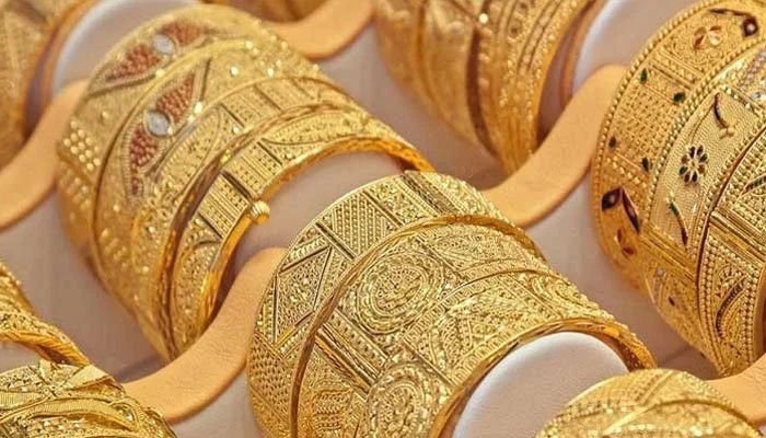 Gold price decrease by Rs.2400 per tola