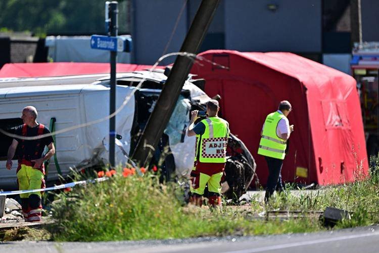 Tragic collision in Belgium: train strikes school bus, four dead